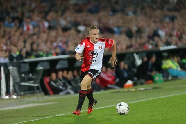 阿斯：莱万在巴萨陷入困境